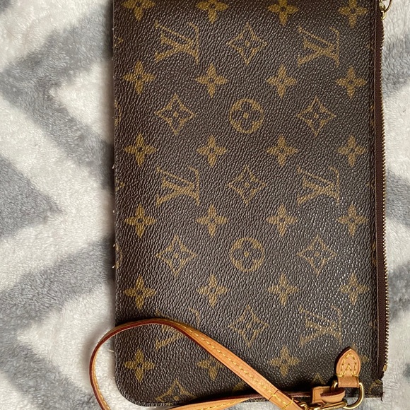 Louis Vuitton Neverfull MM - Picture 11 of 16